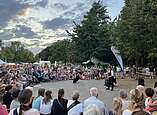 Straßenkünstlerinnen und -künstler aus aller Welt boten Feuershows, Tanz, Akrobatik, Straßentheater, Zauberkunst und Live-Musik. 