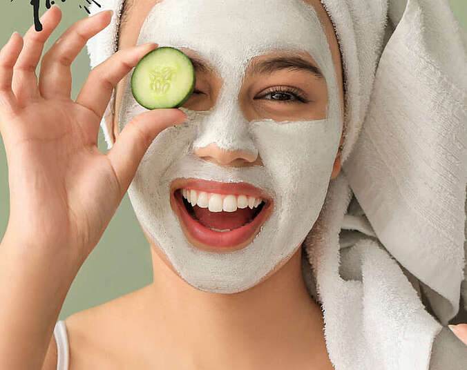 Mädchen mit Gesichtsmaske und Gurkenscheibe. (Foto: Canva)