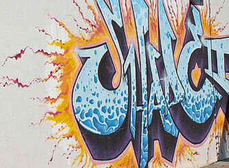 Buntes Graffitibild in blau und gelb an einer Hauswand