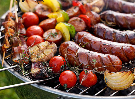 Würste und Gemüse auf dem Grill. (Foto: Canva)
