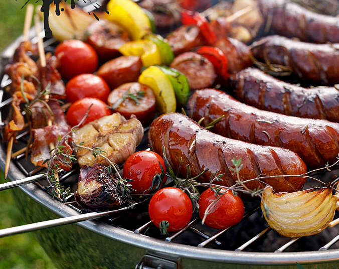 Würste und Gemüse auf dem Grill. (Foto: Canva)