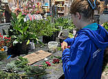 Egal ob in Blumengeschäften oder im Landratsamt des Bodenseekreises. Die jungen Menschen schauten in ganz unterschiedliche berufliche Felder rein und spenden das verdiente Geld für einen guten Zweck. (Fotos: Landratsamt Bodenseekreis)
