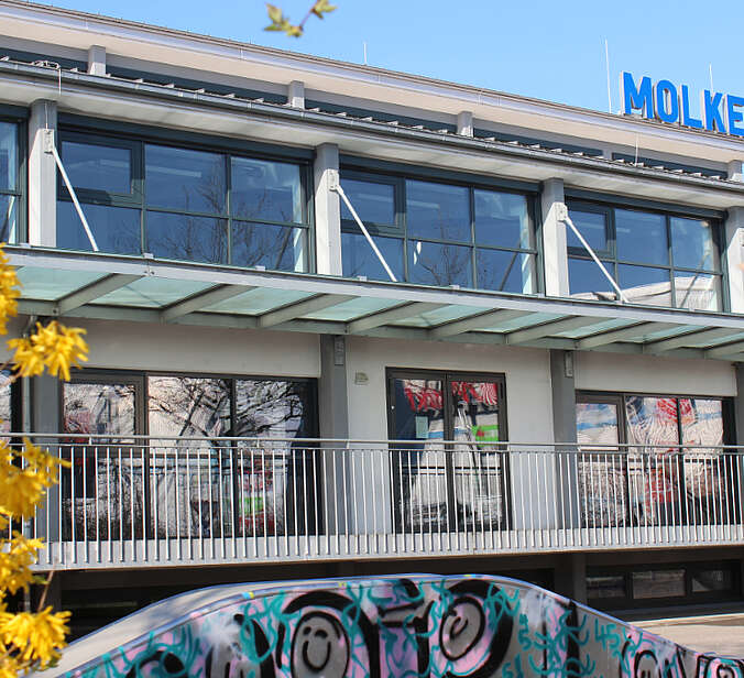 Häuserfront mit Fenstern