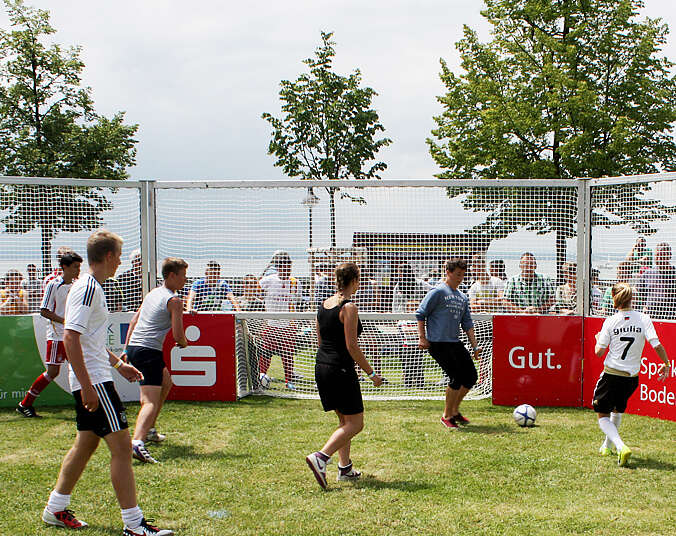 Sechs jugendliche Fußballspieler beim Käfigkick