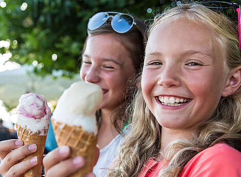 Kinder essen Eis