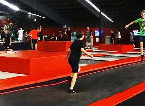 Jugendliche im Trampolinpark